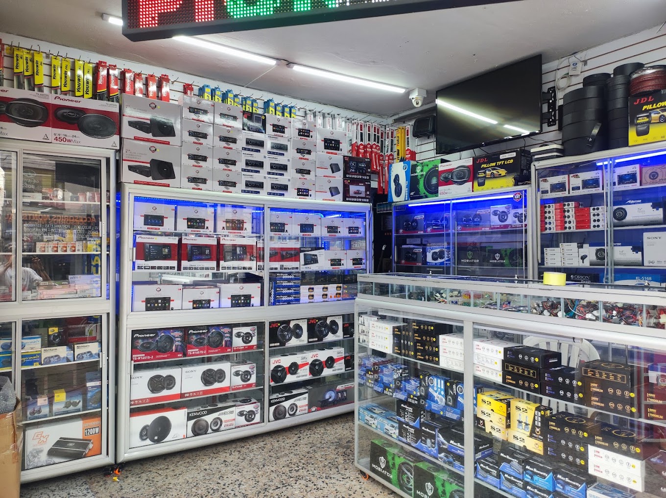 Interior de la tienda DAZAUDIO con vitrinas de radios, parlantes y accesorios