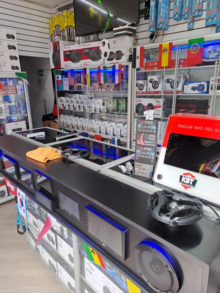 Mostrador de DAZAUDIO con parlantes y pantallas en exhibición